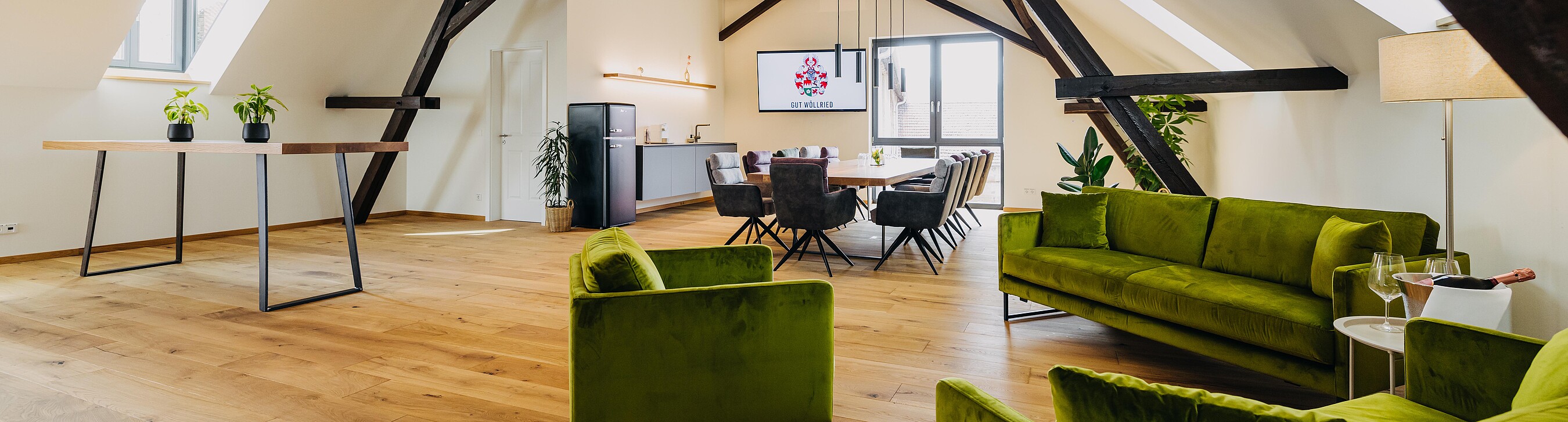 Modernes, helles Loft mit großem Tisch und Sitzecke. Das Loft gehört zu den Räumen der "Brennerei" auf Gut Wöllried