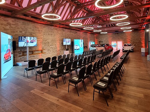 Für ein Firmenevent eines Autoherstellers fertig vorbereitete Festscheune der Eventlocation für Firmenevents in Würzburg