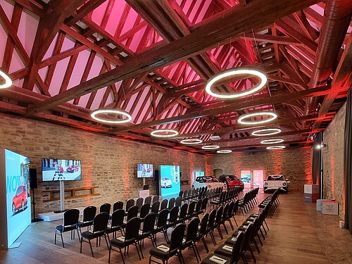 Für ein Firmenevent eines Autoherstellers fertig vorbereitete Festscheune der Eventlocation für Firmenevents in Würzburg